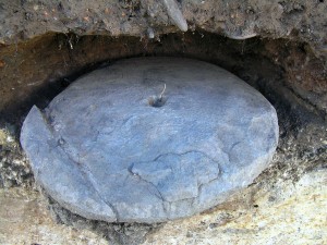 Fund eines Bodensteines auf der 1. Vorburg von Chotěbuz-Podobora (foto J. Gryc, Archeologický ústav AV ČR Brno)