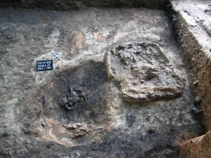 Lehmwanne und Resten der Gefässe, die in manchen Fällen in situ gefunden wurden. 1. Vorburg (foto J. Gryc, Archeologický ústav AV ČR Brno)
