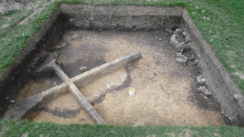 Obiekt produkcyjny z okresu halsztackiego z odkrytymi fragmentami tygli, wskazujący na przeróbkę brązu bezpośrednio na akropolu (zdjęcie J. Gryc, Archeologický ústav AV ČR Brno)