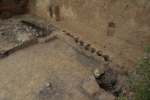 Pohled na plochu výzkumné sondy u vnitřní paty valu prvního předhradí (foto J. Gryc, Archeologický ústav AV ČR Brno)