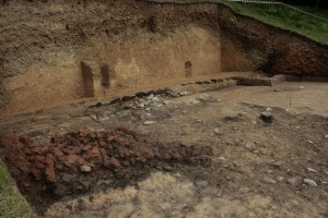 Pohled na plochu výzkumné sondy u vnitřní paty valu prvního předhradí (foto J. Gryc, Archeologický ústav AV ČR Brno)